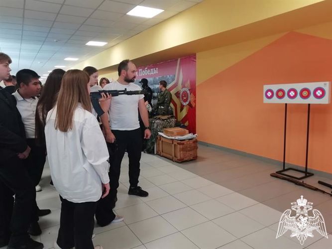 В красноярской школе прошла презентация учебного фильма с участием ветерана спецподразделения Росгвардии