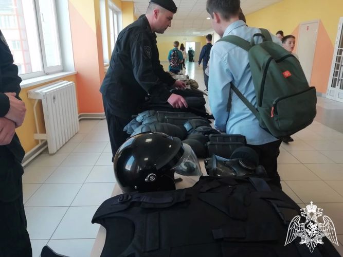 В красноярской школе прошла презентация учебного фильма с участием ветерана спецподразделения Росгвардии