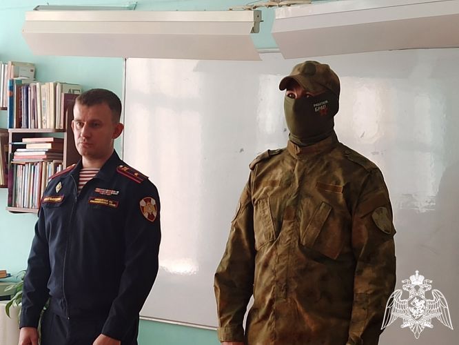 Сотрудники и военнослужащие Росгвардии провели урок для старшеклассников