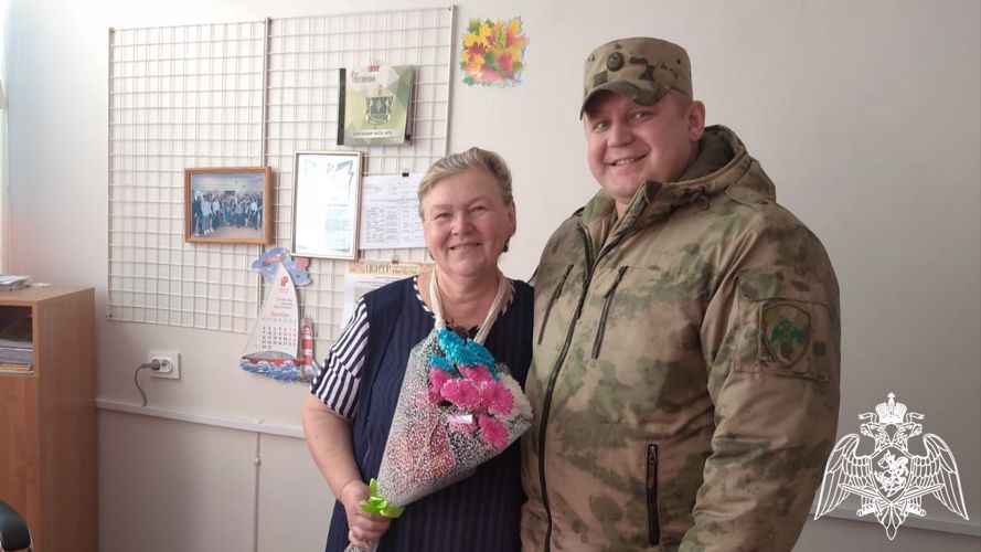 В Зеленогорске военнослужащие Росгвардии поздравили учителей в профессиональным праздником