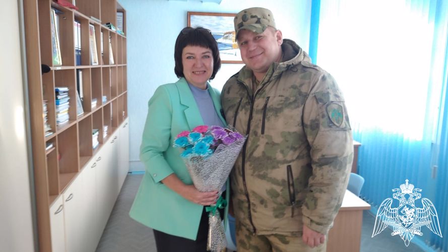 В Зеленогорске военнослужащие Росгвардии поздравили учителей в профессиональным праздником