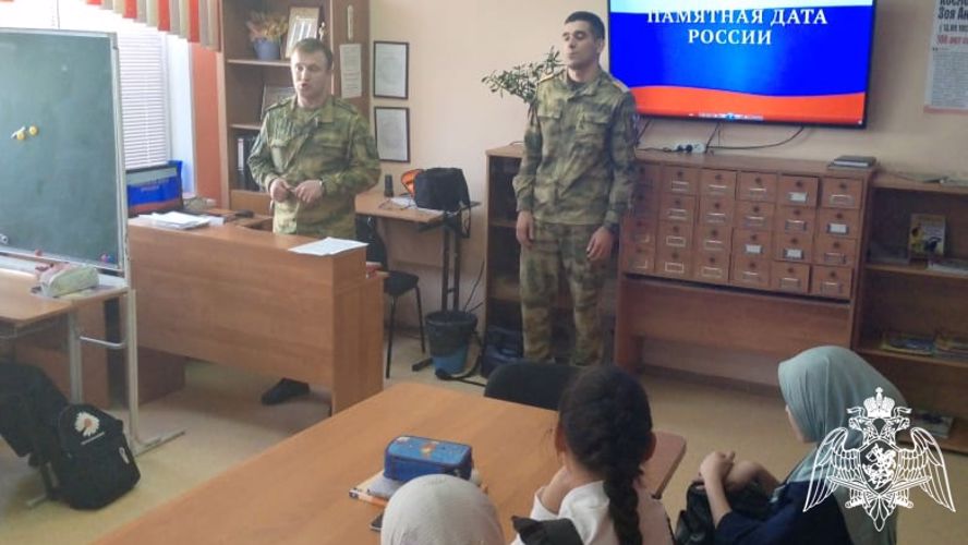 Военнослужащие Красноярского соединения Росгвардии и представители казачьего общества провели урок Мужества у школьников