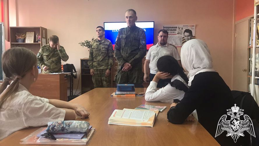 Военнослужащие Красноярского соединения Росгвардии и представители казачьего общества провели урок Мужества у школьников