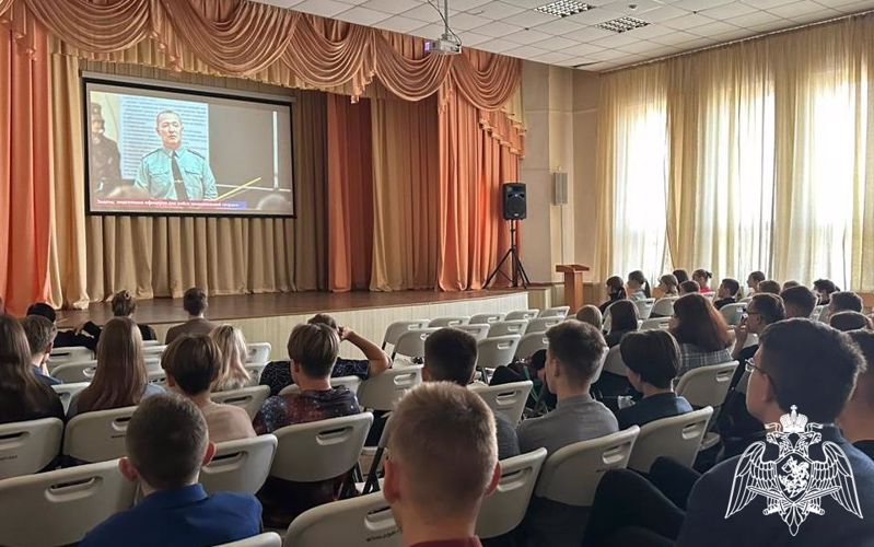 В Зеленогорске курсанты Новосибирского военного института Росгвардии проводят встречи со школьниками и студентами образовательных учреждений