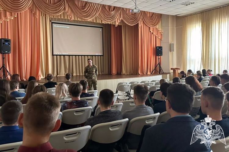 В Зеленогорске курсанты Новосибирского военного института Росгвардии проводят встречи со школьниками и студентами образовательных учреждений
