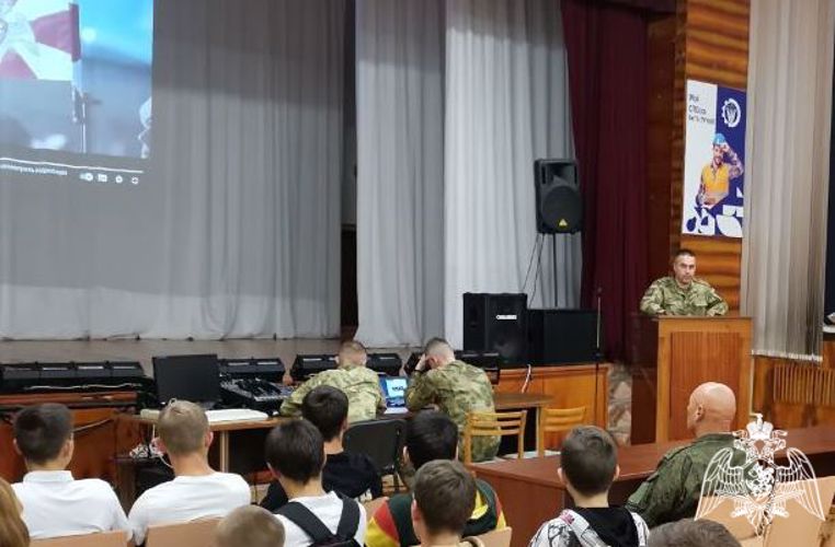 В Зеленогорске курсанты Новосибирского военного института Росгвардии проводят встречи со школьниками и студентами образовательных учреждений