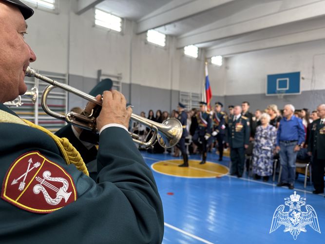 Военнослужащие Росгвардии приняли участие в церемонии открытия парты Героя в Красноярском крае