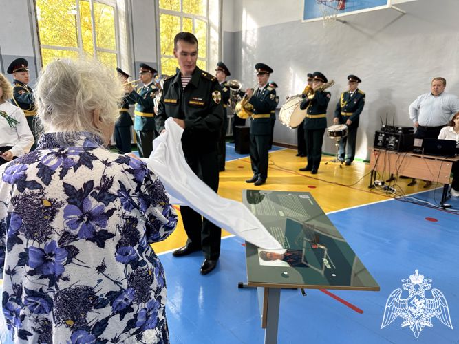 Военнослужащие Росгвардии приняли участие в церемонии открытия парты Героя в Красноярском крае