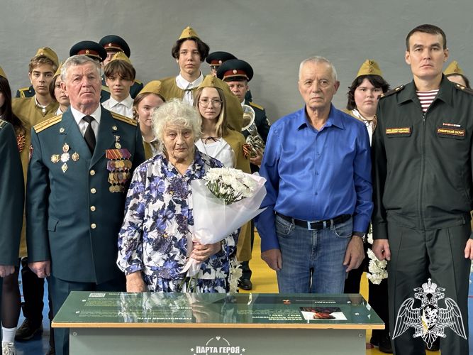 Военнослужащие Росгвардии приняли участие в церемонии открытия парты Героя в Красноярском крае