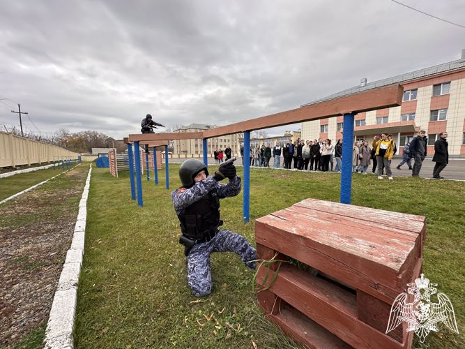 Сотрудники Росгвардии открыли двери для красноярских студентов