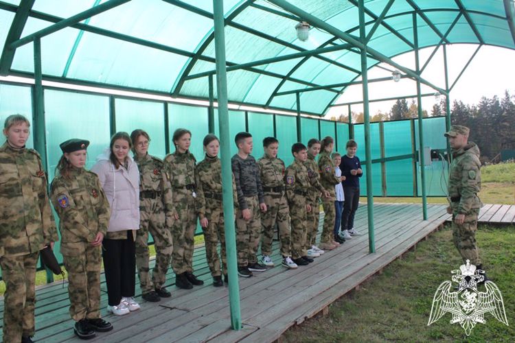 Военнослужащие воинской части г. Зеленогорска организовали поездку учащихся класса Росгвардии на войсковое стрельбище