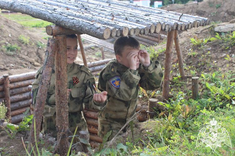 Военнослужащие воинской части г. Зеленогорска организовали поездку учащихся класса Росгвардии на войсковое стрельбище