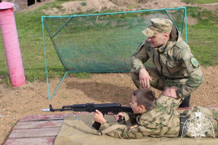 Военнослужащие воинской части г. Зеленогорска организовали поездку учащихся класса Росгвардии на войсковое стрельбище