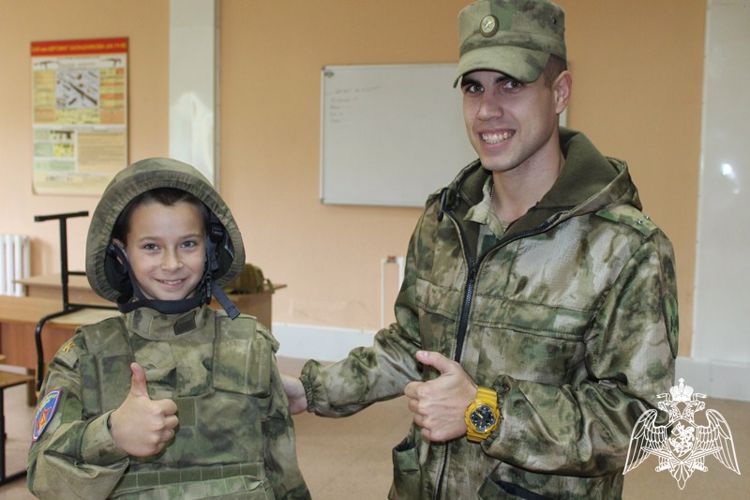 Военнослужащие воинской части г. Зеленогорска организовали поездку учащихся класса Росгвардии на войсковое стрельбище