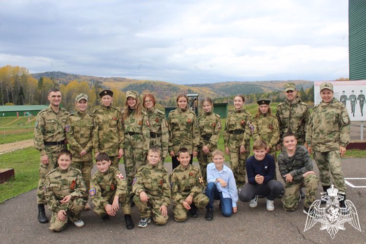 Военнослужащие воинской части г. Зеленогорска организовали поездку учащихся класса Росгвардии на войсковое стрельбище