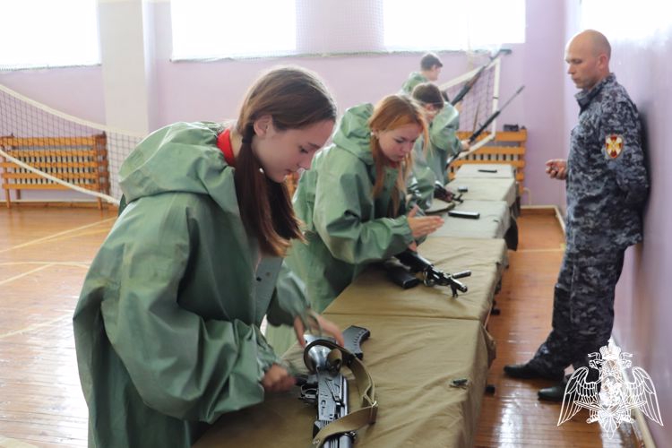 Сотрудники и военнослужащие Росгвардии в Красноярском крае приняли участие в военно - патриотической игре "Сибирский щит" 