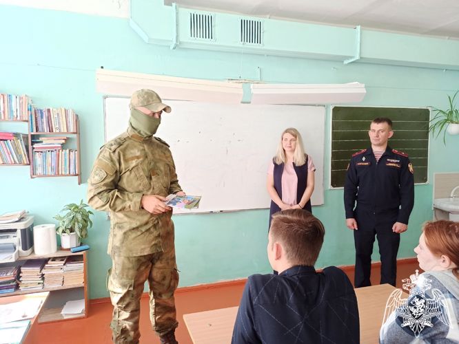 Сотрудники и военнослужащие Росгвардии провели урок для старшеклассников