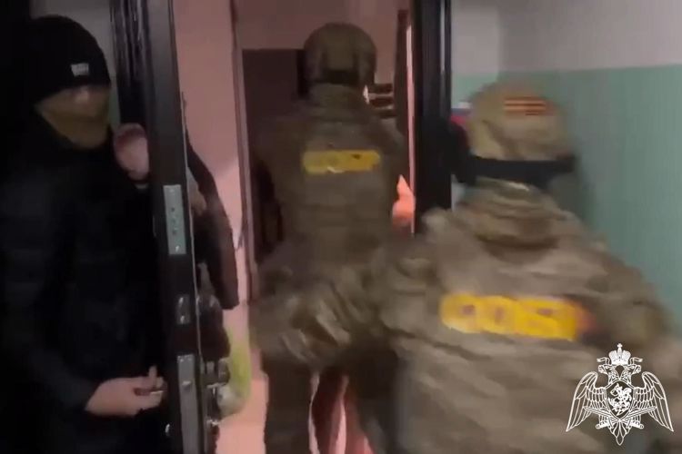 Сотрудники Росгвардии задержали четверых мужчин, подозреваемых в вымогательстве группой лиц по предварительному сговору в Железногорске Красноярского края 