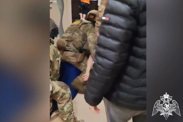 Сотрудники Росгвардии задержали четверых мужчин, подозреваемых в вымогательстве группой лиц по предварительному сговору в Железногорске Красноярского края 