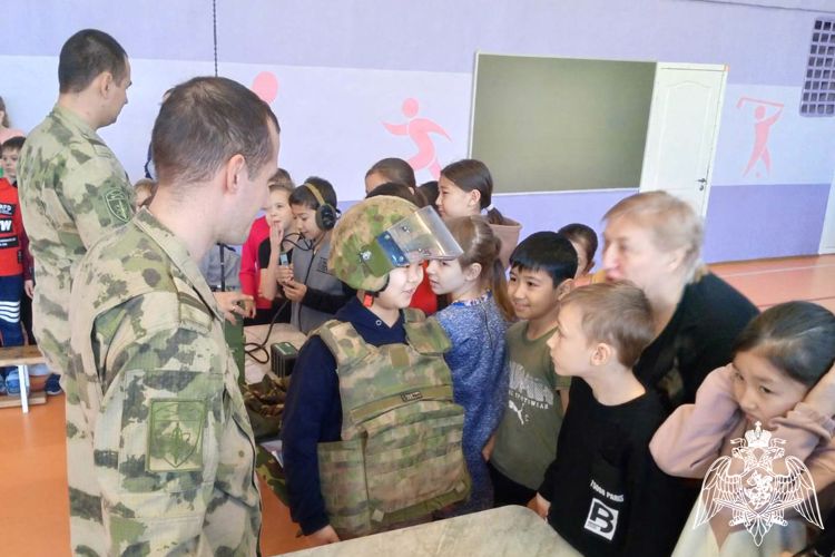 Военнослужащие Росгвардии побывали в гостях у красноярских школьников
