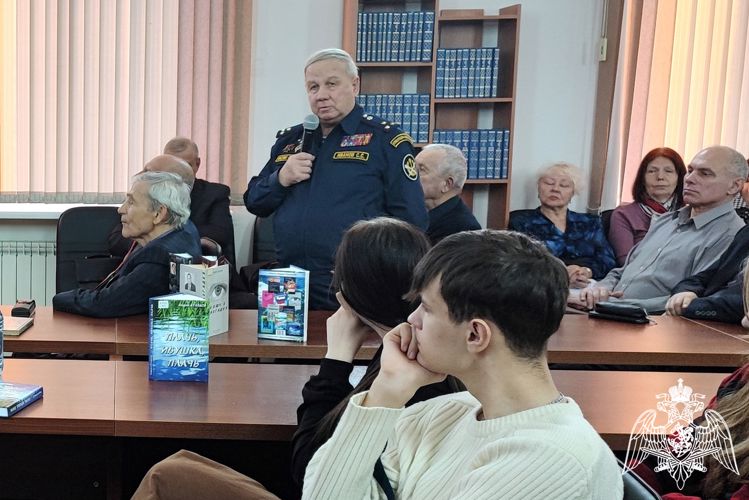 Встреча с писателем, ветераном Росгвардии полковником в отставке Андреем Кулаковым состоялась в Красноярской краевой библиотеке 