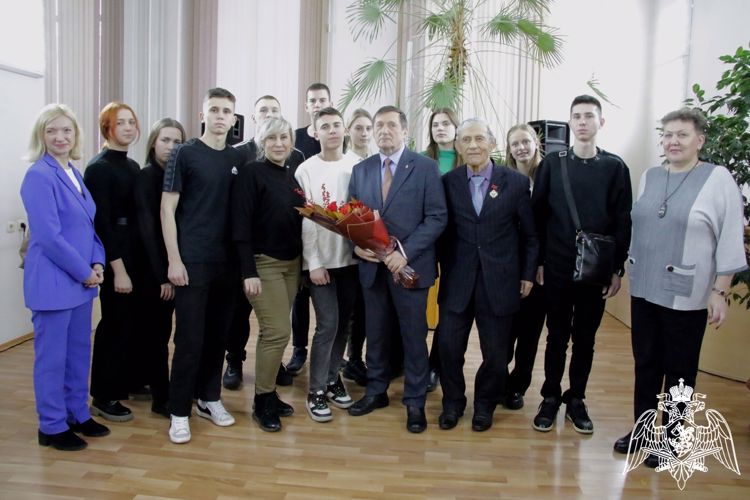 Встреча с писателем, ветераном Росгвардии полковником в отставке Андреем Кулаковым состоялась в Красноярской краевой библиотеке 