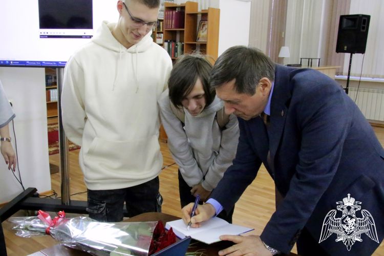 Встреча с писателем, ветераном Росгвардии полковником в отставке Андреем Кулаковым состоялась в Красноярской краевой библиотеке 