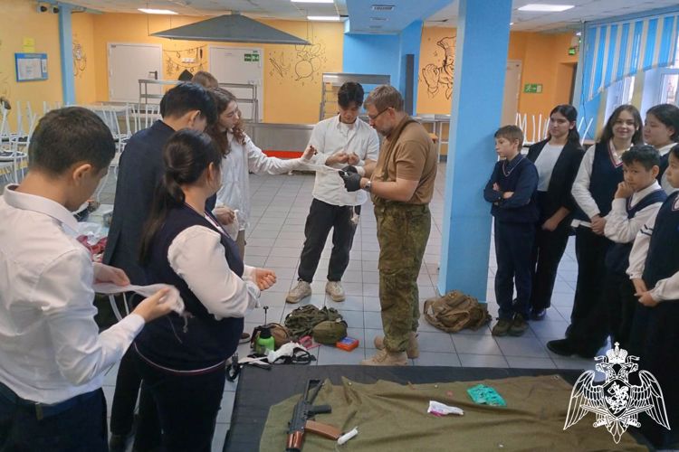Военнослужащие Росгвардии побывали в гостях у красноярских школьников