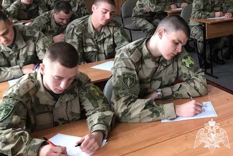 Военнослужащие по призыву присоединились к ведомственной акции Росгвардии «С любовью к маме» 
