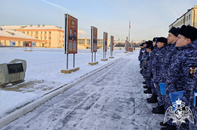 Сотрудники и военнослужащие Росгвардии почтили память сотрудников, погибших при исполнении служебного долга