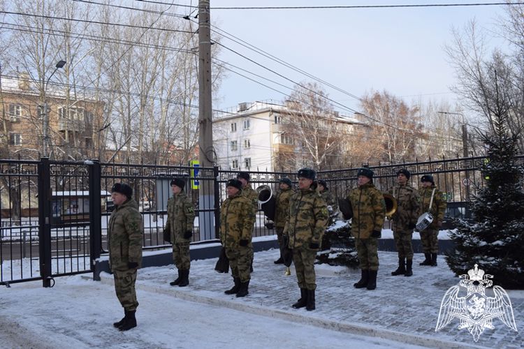 Сотрудники и военнослужащие Росгвардии почтили память сотрудников, погибших при исполнении служебного долга