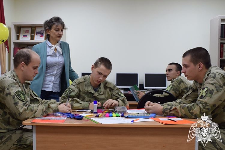 Военнослужащие по призыву присоединились к ведомственной акции Росгвардии «С любовью к маме» 
