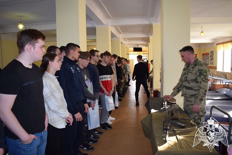 На территории воинской части Росгвардии в Красноярске  День призывника собрал 120 человек 