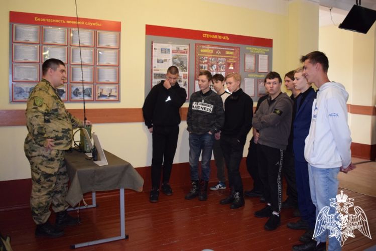 На территории воинской части Росгвардии в Красноярске  День призывника собрал 120 человек 