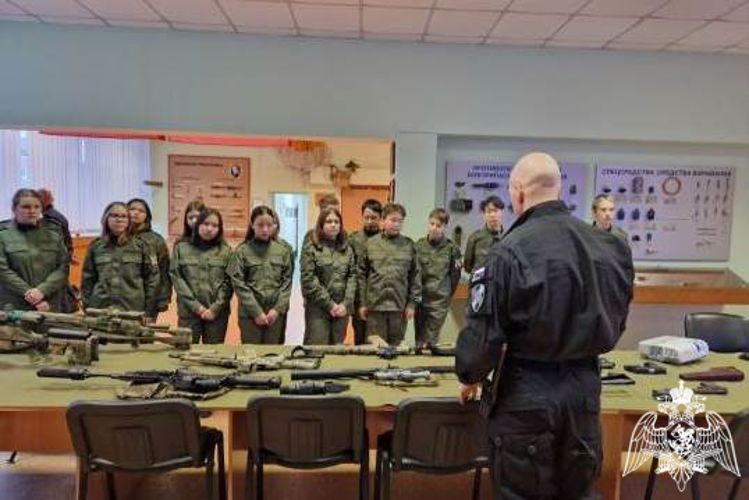 Офицеры СОБР провели урок Мужества для учащихся класса Росгвардии