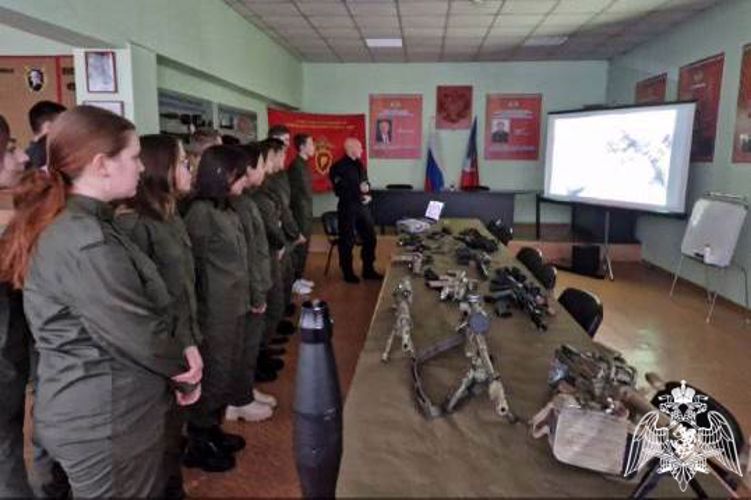 Офицеры СОБР провели урок Мужества для учащихся класса Росгвардии