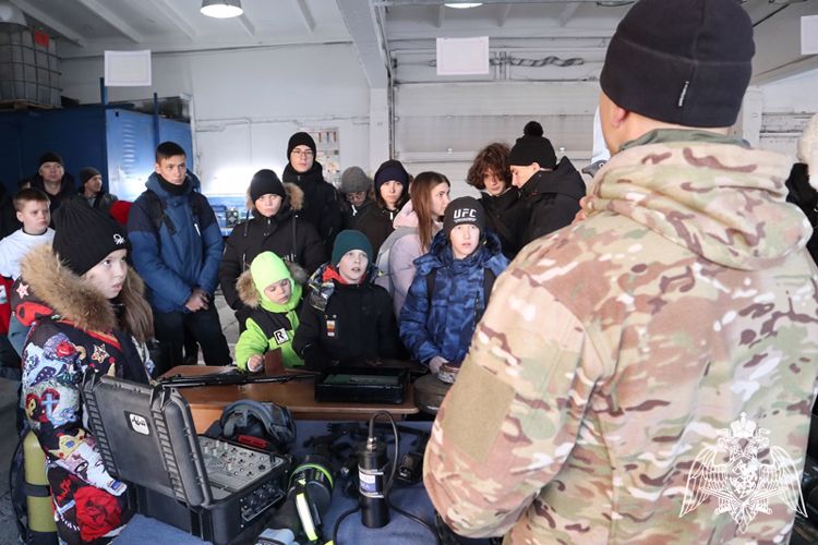 Сотрудники отряда мобильного особого назначения на транспорте пригласили в гости красноярских школьников