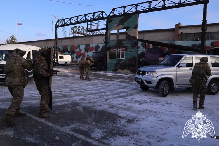 Сотрудники отряда мобильного особого назначения на транспорте пригласили в гости красноярских школьников