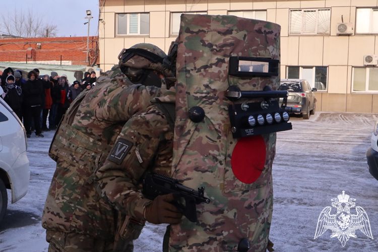 Сотрудники отряда мобильного особого назначения на транспорте пригласили в гости красноярских школьников