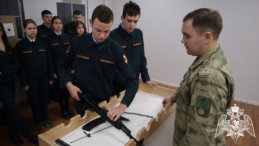 В день рождения Михаила Калашникова военнослужащий Росгвардии провел урок мужества с учащимися подшефного класса