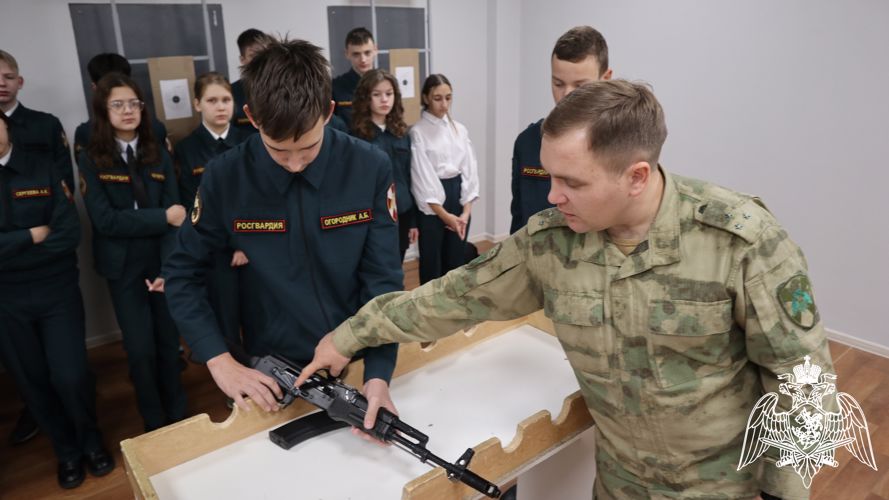 В день рождения Михаила Калашникова военнослужащий Росгвардии провел урок мужества с учащимися подшефного класса