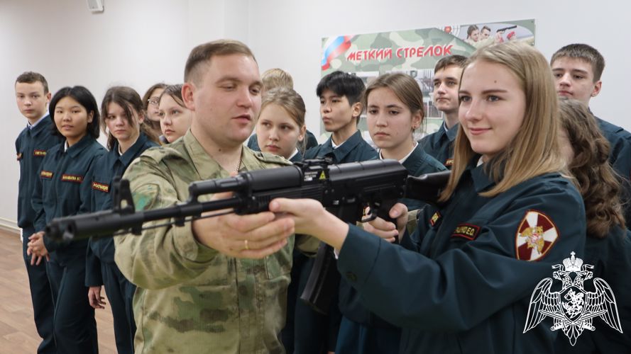 В день рождения Михаила Калашникова военнослужащий Росгвардии провел урок мужества с учащимися подшефного класса