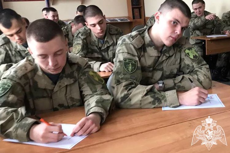 Военнослужащие по призыву присоединились к ведомственной акции Росгвардии «С любовью к маме» 
