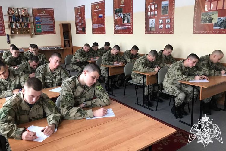 Военнослужащие по призыву присоединились к ведомственной акции Росгвардии «С любовью к маме» 