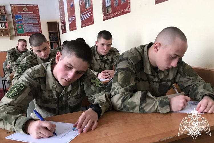 Военнослужащие по призыву присоединились к ведомственной акции Росгвардии «С любовью к маме» 