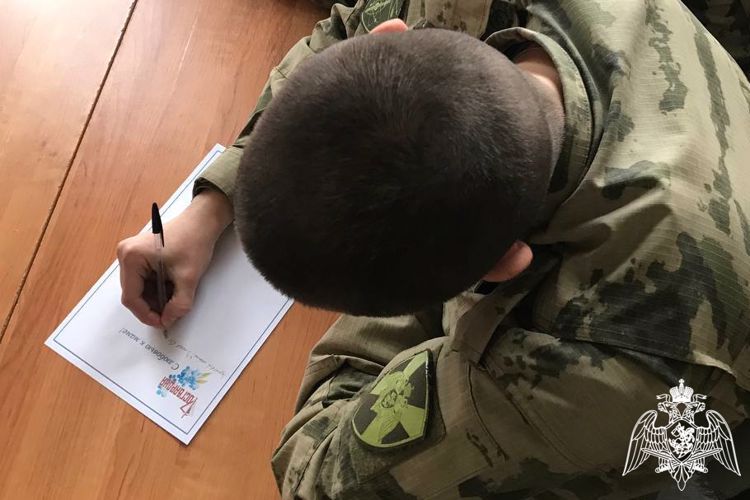 Военнослужащие по призыву присоединились к ведомственной акции Росгвардии «С любовью к маме» 