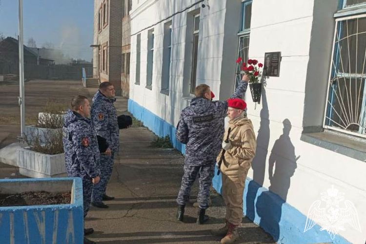 Сотрудники и военнослужащие Росгвардии почтили память сотрудников, погибших при исполнении служебного долга