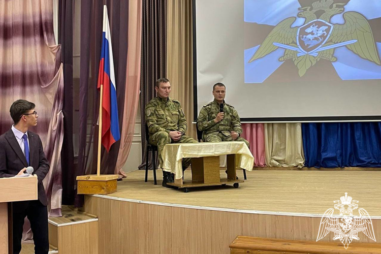 Зеленогорские военнослужащие Росгвардии рассказали школьникам об особенностях военной службы
