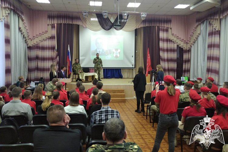 Зеленогорские военнослужащие Росгвардии рассказали школьникам об особенностях военной службы