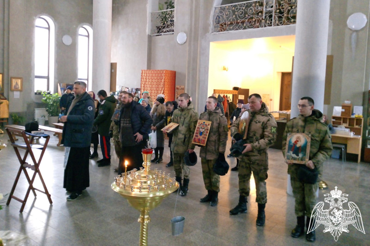 В Красноярске росгвардейцы с православными верующими совершили крестный ход с молитвой о восстановлении мира 